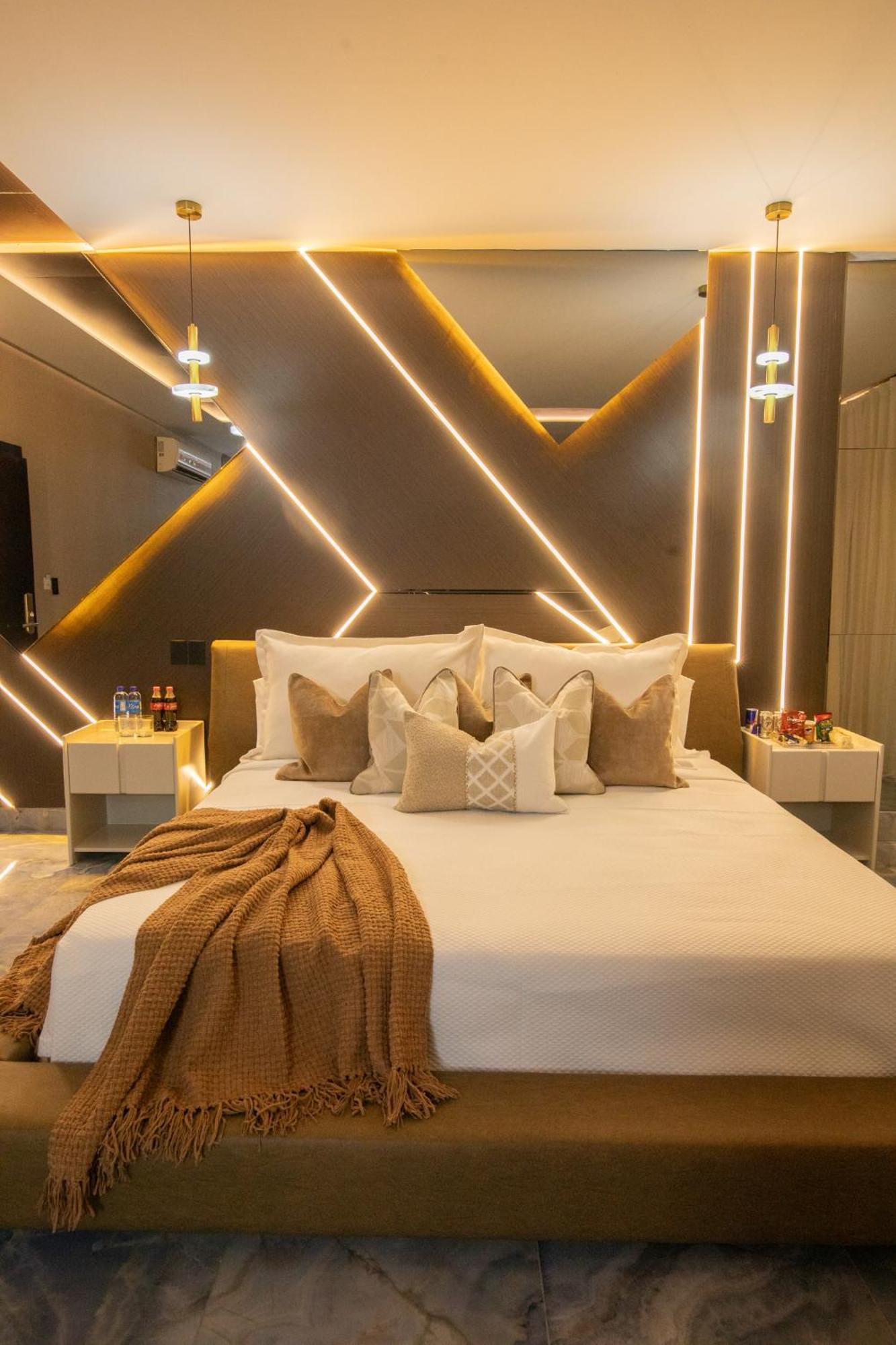 סנטיאגו דה לוס קבאלרוס Lovera Hotel מראה חיצוני תמונה