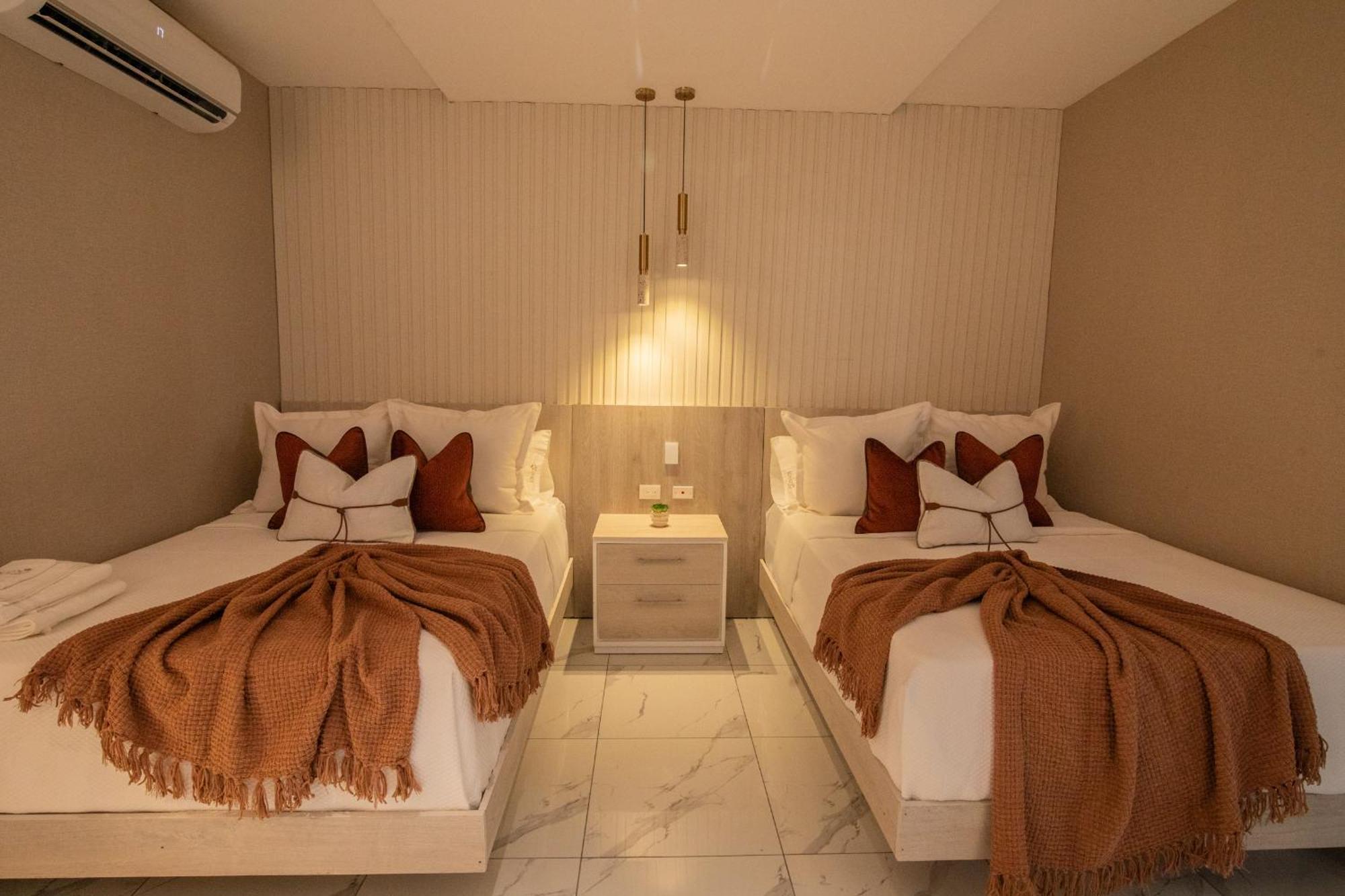 סנטיאגו דה לוס קבאלרוס Lovera Hotel מראה חיצוני תמונה